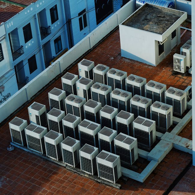Unités extérieures de climatisation alignées sur une plateforme technique d'immeuble collectif